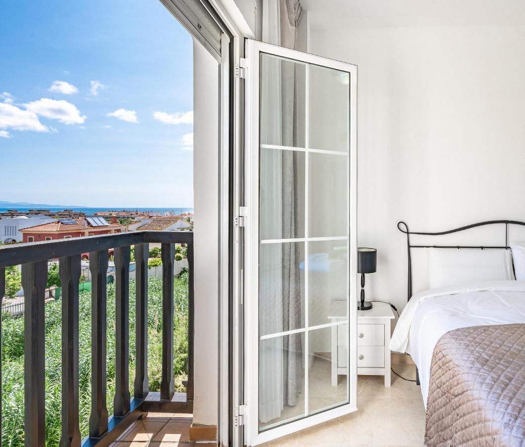 Apartment 11 Modern Apt With Sea Views, Two Poolareas, Close To Parks & Beaches *