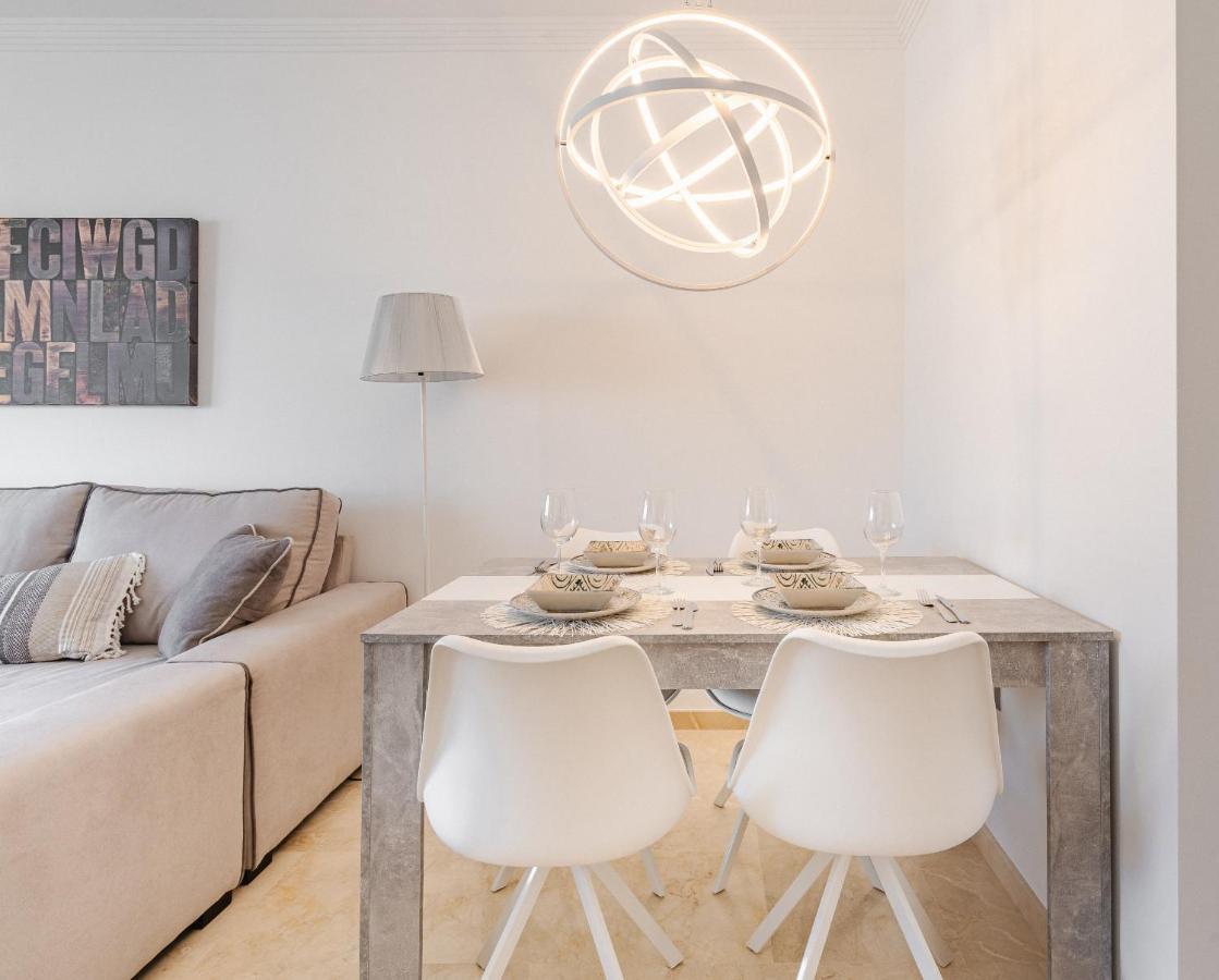 11 Modern Apt With Sea Views, Two Poolareas, Close To Parks & Beaches Apartment *