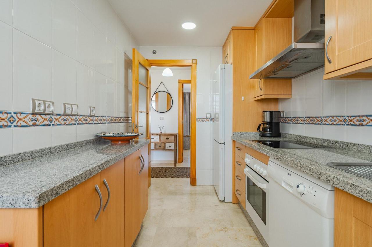 11 Modern Apt With Sea Views, Two Poolareas, Close To Parks & Beaches Apartment