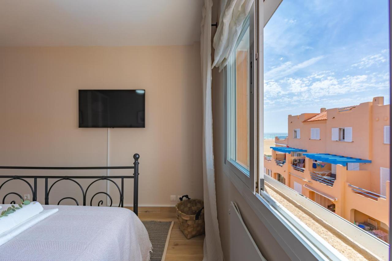 Beachfront, Pool, Terrace, Garage & Fibre Internet Apartamento *