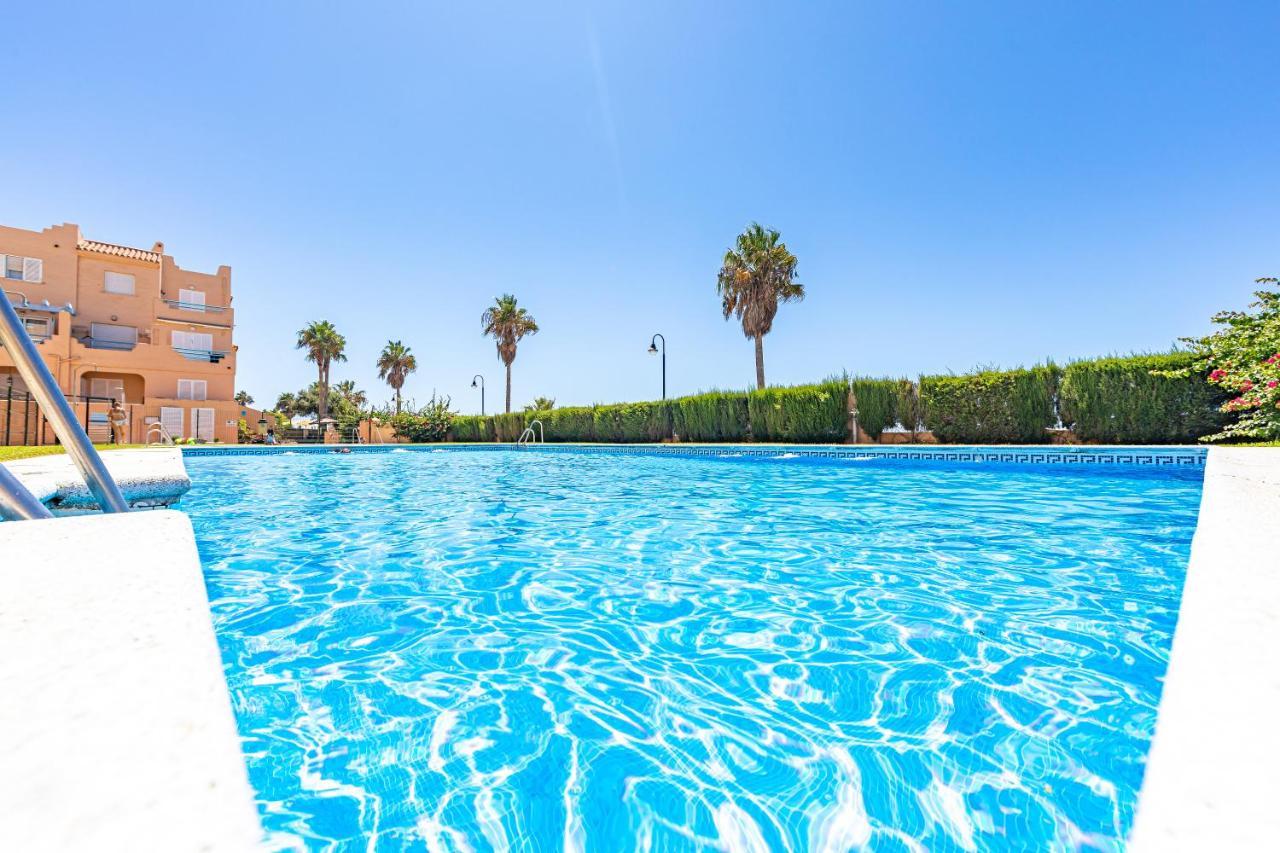 Beachfront, Pool, Terrace, Garage & Fibre Internet Apartamento *
