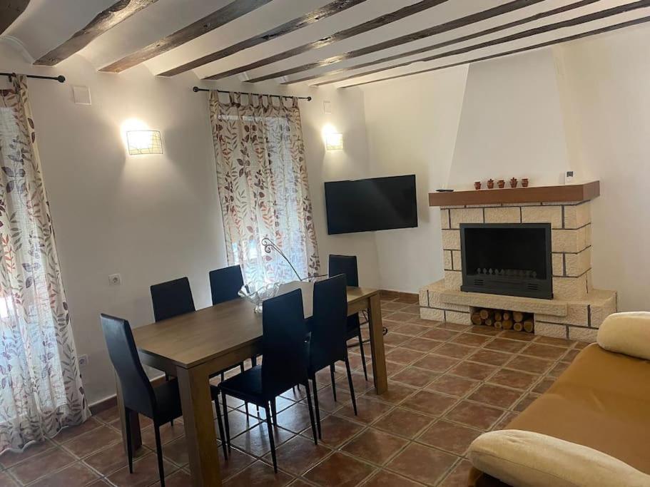 Agradable Casa Con Chimenea Interior Y Barbacoa. *