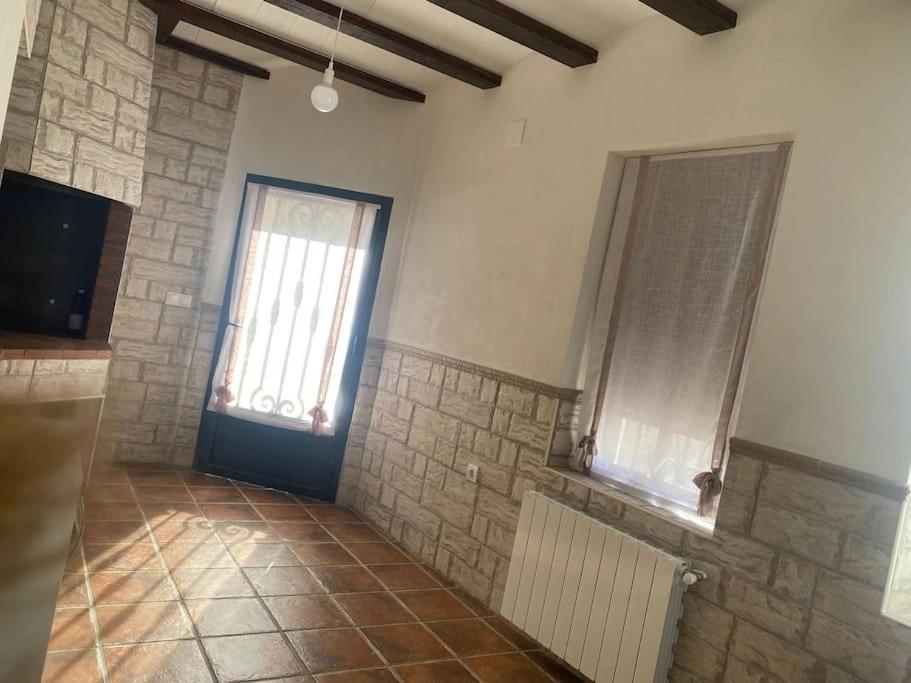 Agradable Casa Con Chimenea Interior Y Barbacoa. Сasa de vacaciones Graja de Iniesta