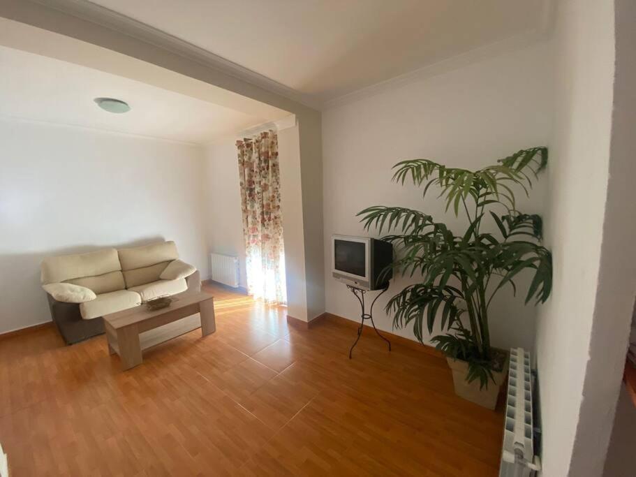 Agradable Casa Con Chimenea Interior Y Barbacoa. *