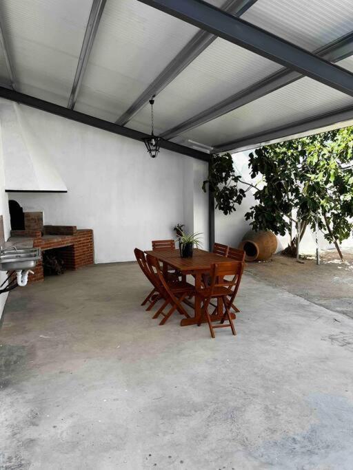 Agradable Casa Con Chimenea Interior Y Barbacoa. Graja de Iniesta