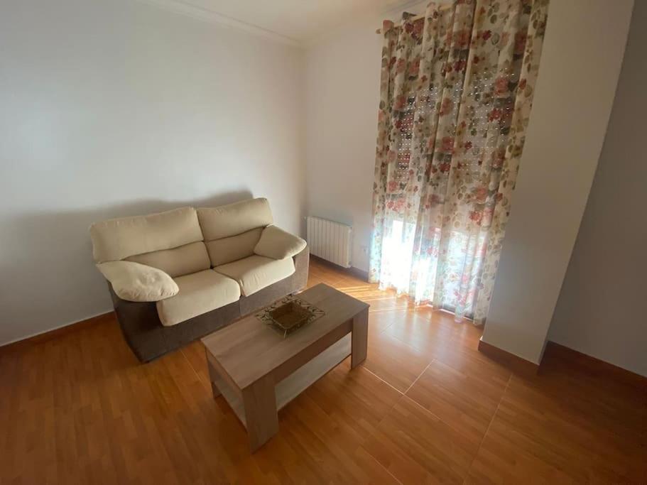 Сasa de vacaciones Agradable Casa Con Chimenea Interior Y Barbacoa.
