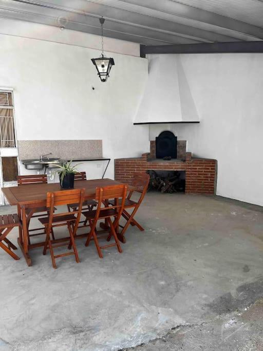 Agradable Casa Con Chimenea Interior Y Barbacoa.