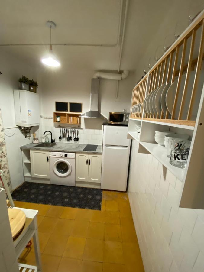 Six Wine Lovers In Apartment *