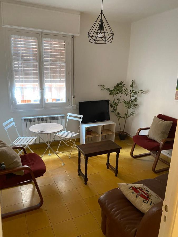 Six Wine Lovers In Apartment *