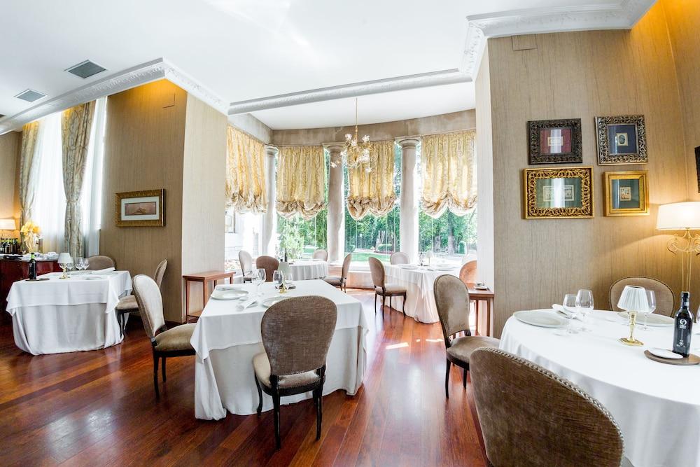Castillo Del Bosque La Zoreda Hotel 5*