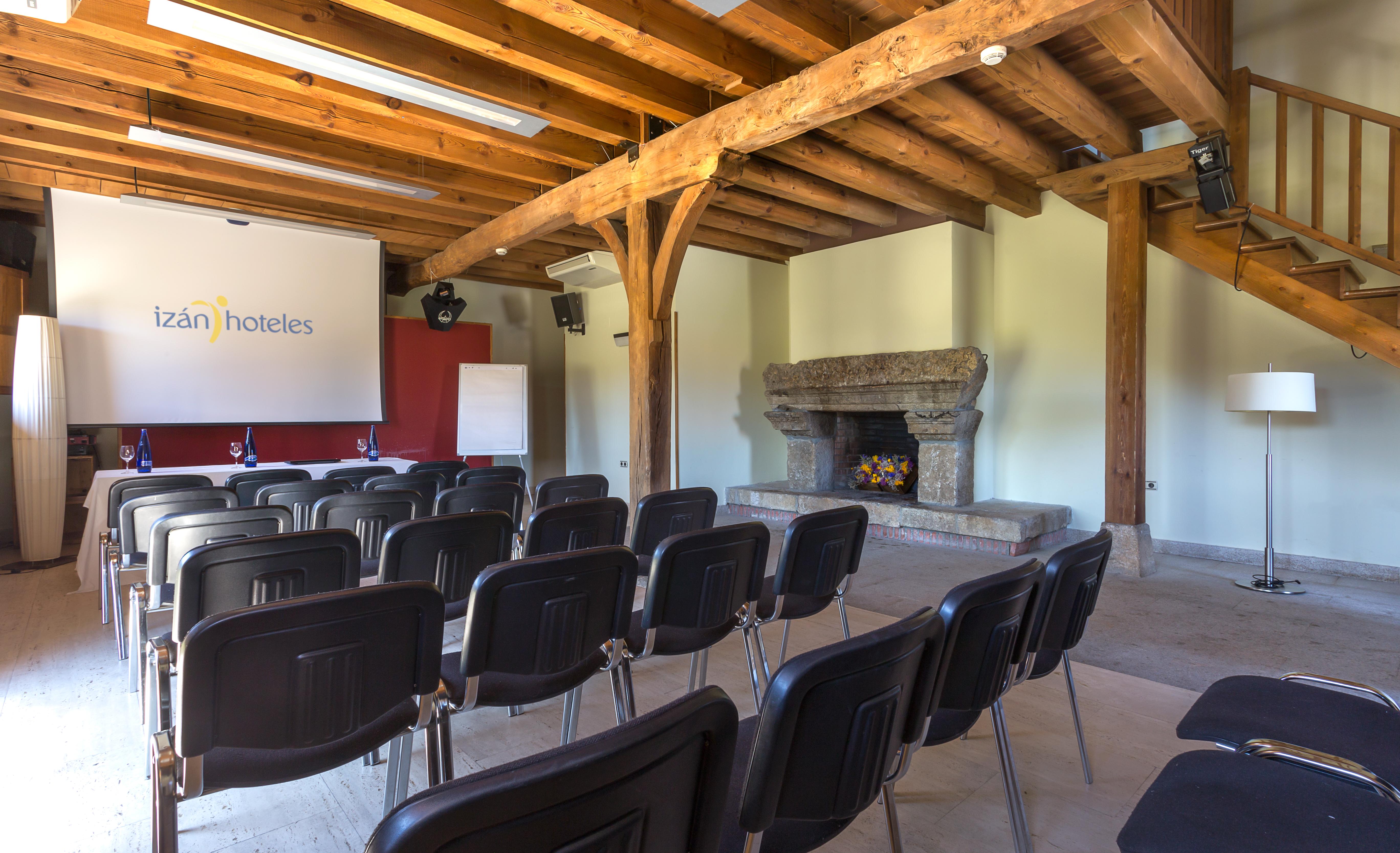 Hotel Izan Puerta De Gredos 4*
