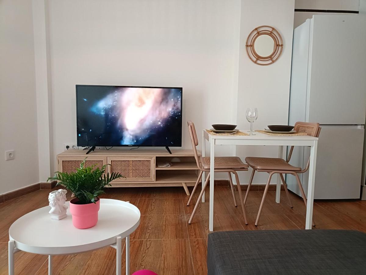 Happy Street Apartment *