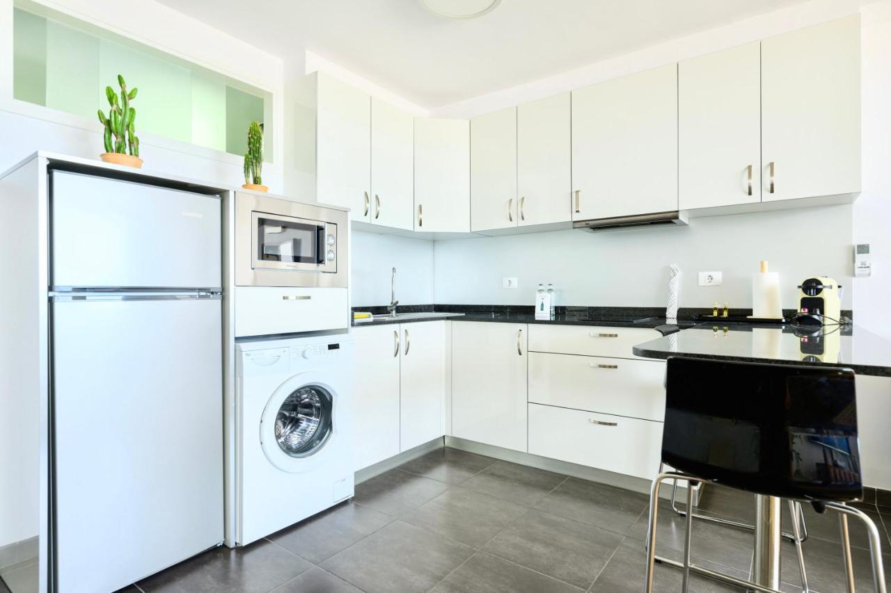 Charming 2 Bedroom Retreat With Beachfront Views *