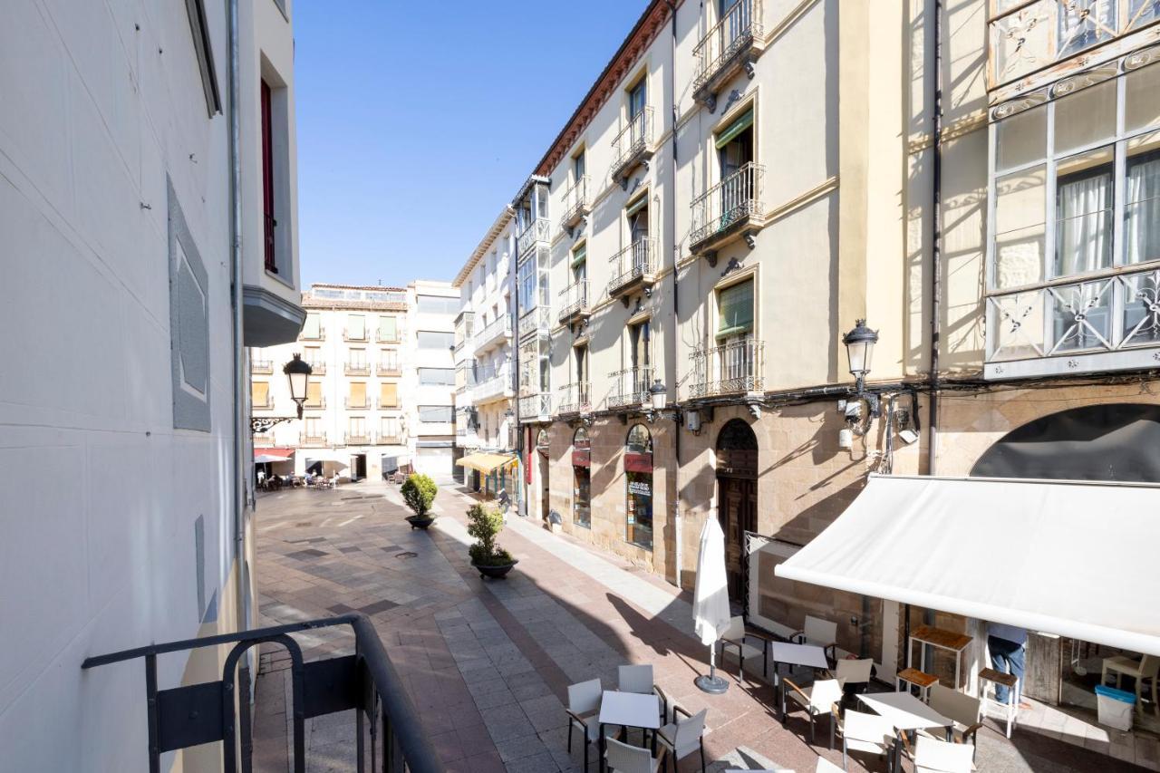 Dwo Abaster Apartment