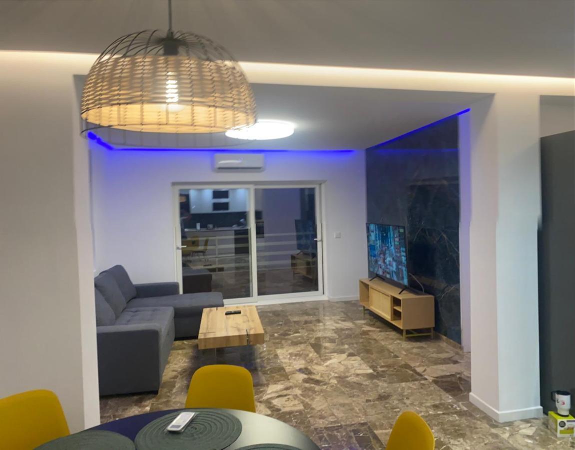 Del Mar Three Bed Flat. *