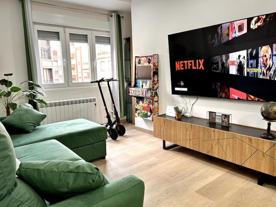 Lujo 10 Pax Proyector, Maquina Arcade Y Patinetes Apartment