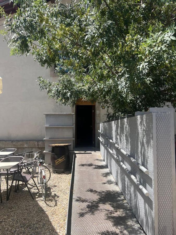& Cafeteria Via De La Plata Hostel *