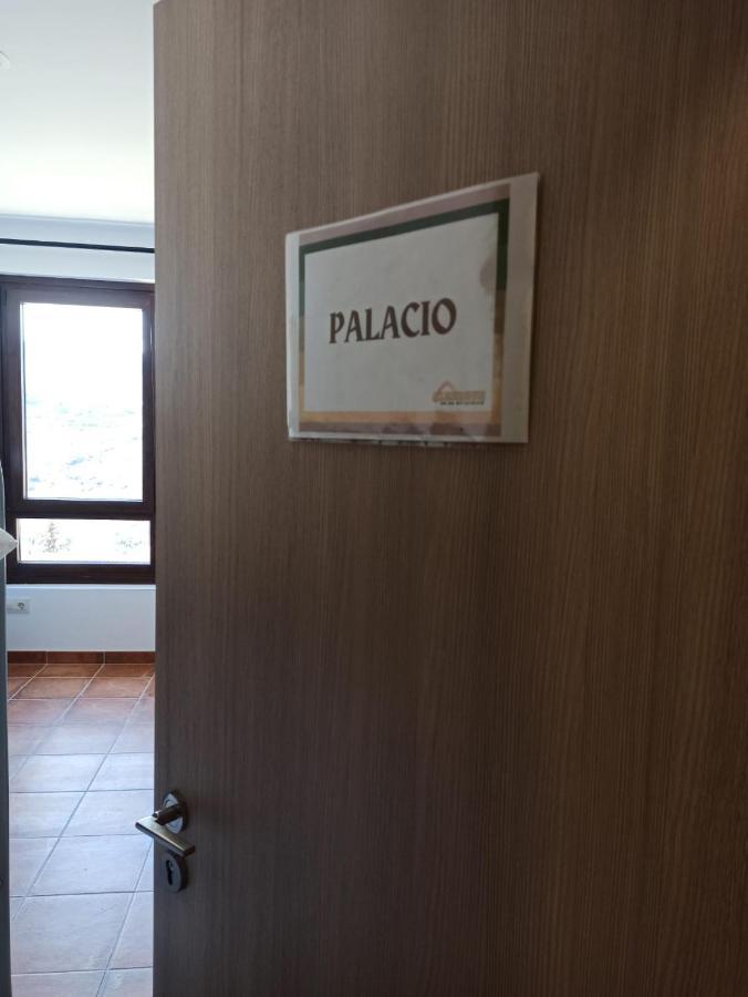 Hostel De *