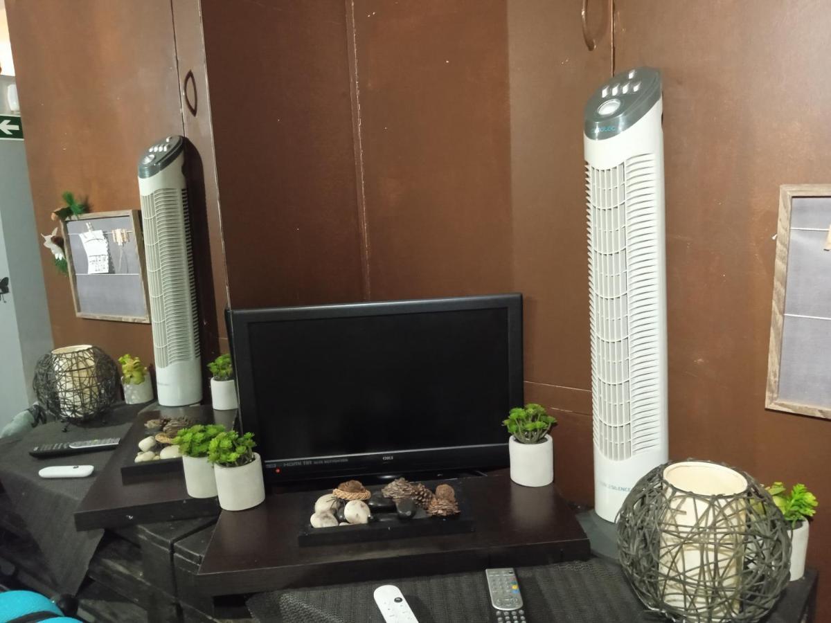 Apartamento Bajera-loft No Comfortable Con La Verja En La Entrada,,no Lujosa,vieja,sin Reforma, Con Cedula De Habitabilidad Preparada Para Alojamiento No No Hostal No Apartamento El Precio Coincide Con Calidad Y Calificaciones Trato Familiar,como En Tu Cas *