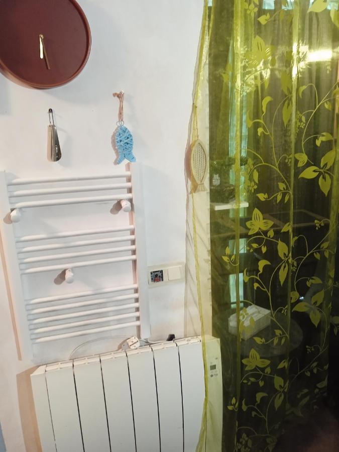 Bajera-loft No Comfortable Con La Verja En La Entrada,,no Lujosa,vieja,sin Reforma, Con Cedula De Habitabilidad Preparada Para Alojamiento No No Hostal No Apartamento El Precio Coincide Con Calidad Y Calificaciones Trato Familiar,como En Tu Cas *