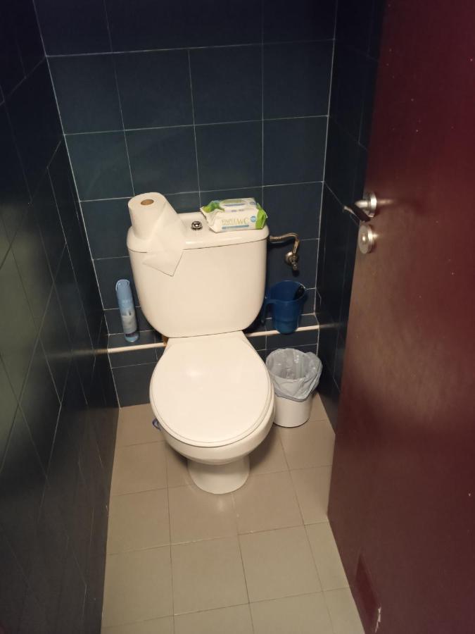 Apartamento Bajera-loft No Comfortable Con La Verja En La Entrada,,no Lujosa,vieja,sin Reforma, Con Cedula De Habitabilidad Preparada Para Alojamiento No No Hostal No Apartamento El Precio Coincide Con Calidad Y Calificaciones Trato Familiar,como En Tu Cas