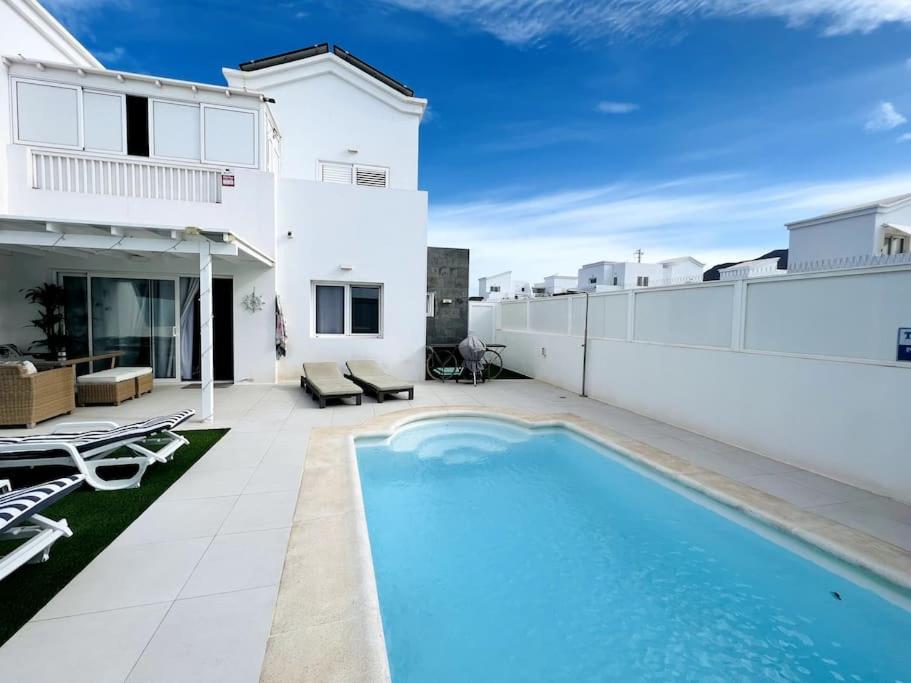 Lovely Sanmar, Heated Pool Villa *