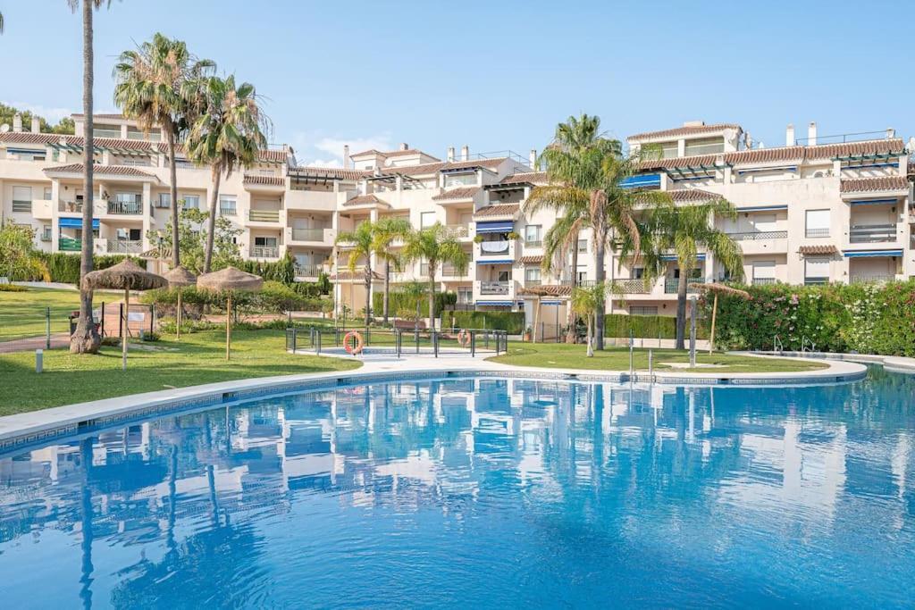 Flat -puerto Banus -6 A 8 Persons-pool-parking Apartamento *