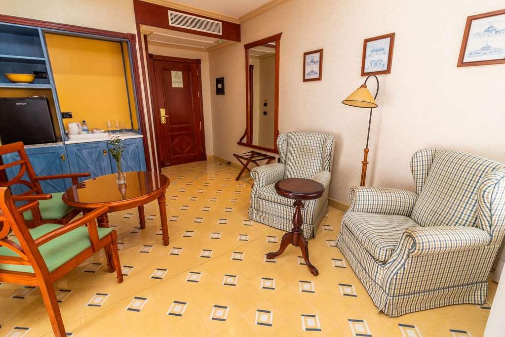 Reveron Plaza 4*