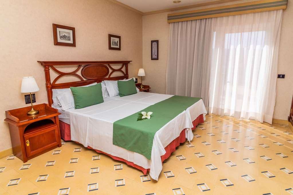 Reveron Plaza Hotel 4*