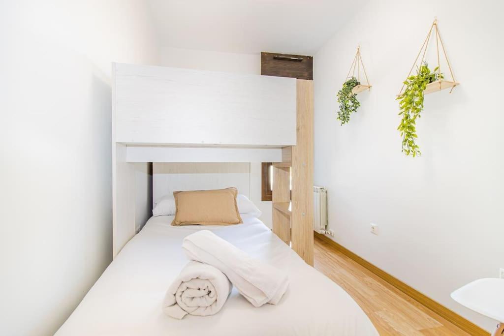 Penthouse Pyrinees , Terrace , Parking & Storage Sabiñánigo