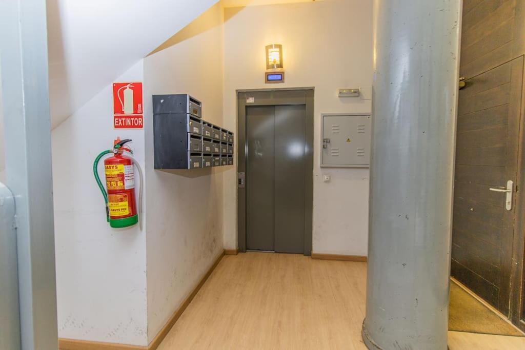 Penthouse Pyrinees , Terrace , Parking & Storage Apartamento *