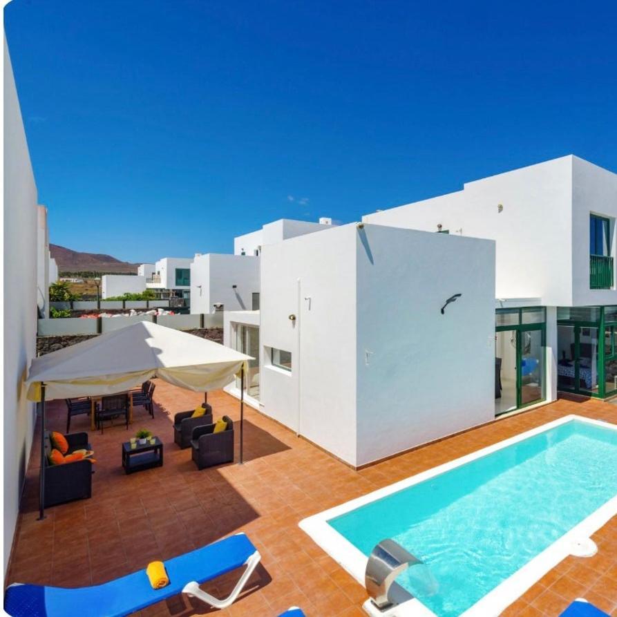 Spacious Private & Private Heated Pool - Sunshine