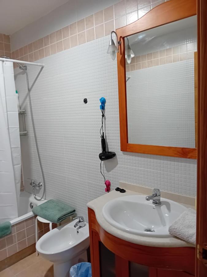 Habitación en casa particular Individuales Wifi Tv Microondas Cerca Del Aeropuerto Madrid Grande Wc Privado O Pequena Wc Compartido Muy Tranquilas Bien Comunicadas Tren Metro Bus Facil Aparcamiento San Sebastian De Reyes San Sebastián de los Reyes