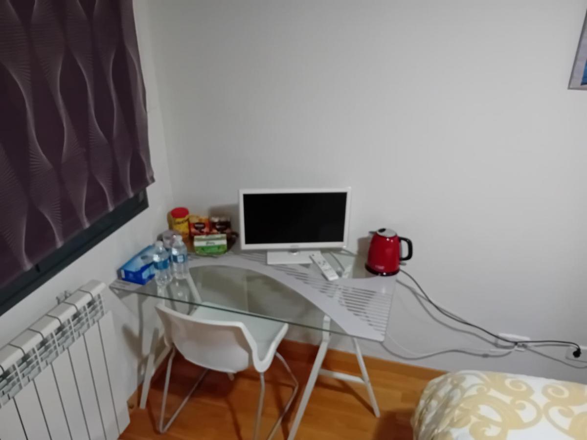 Habitación en casa particular Individuales Wifi Tv Microondas Cerca Del Aeropuerto Madrid Grande Wc Privado O Pequena Wc Compartido Muy Tranquilas Bien Comunicadas Tren Metro Bus Facil Aparcamiento San Sebastian De Reyes