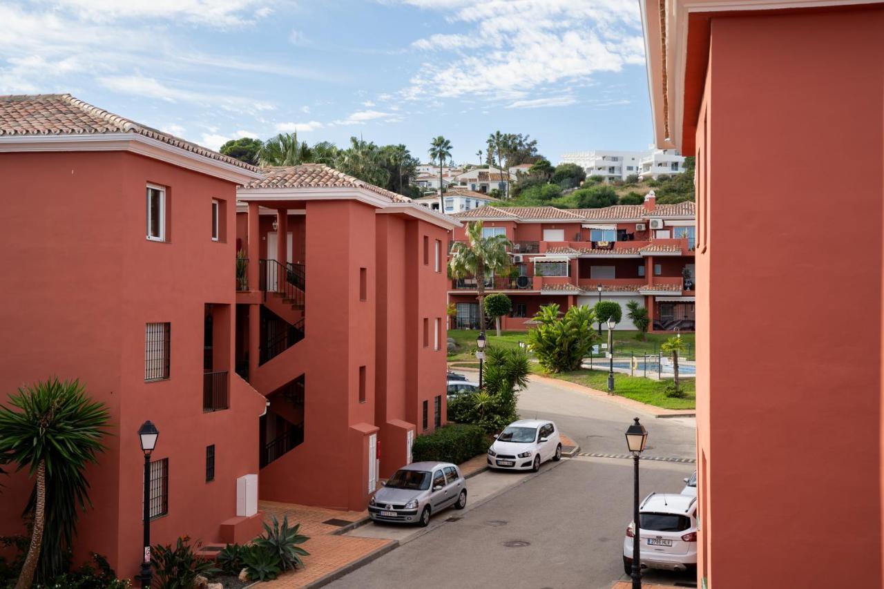 Spacious With Sea View, Walking Distance To The Beach, Parking, Pool, Wifi Apartment