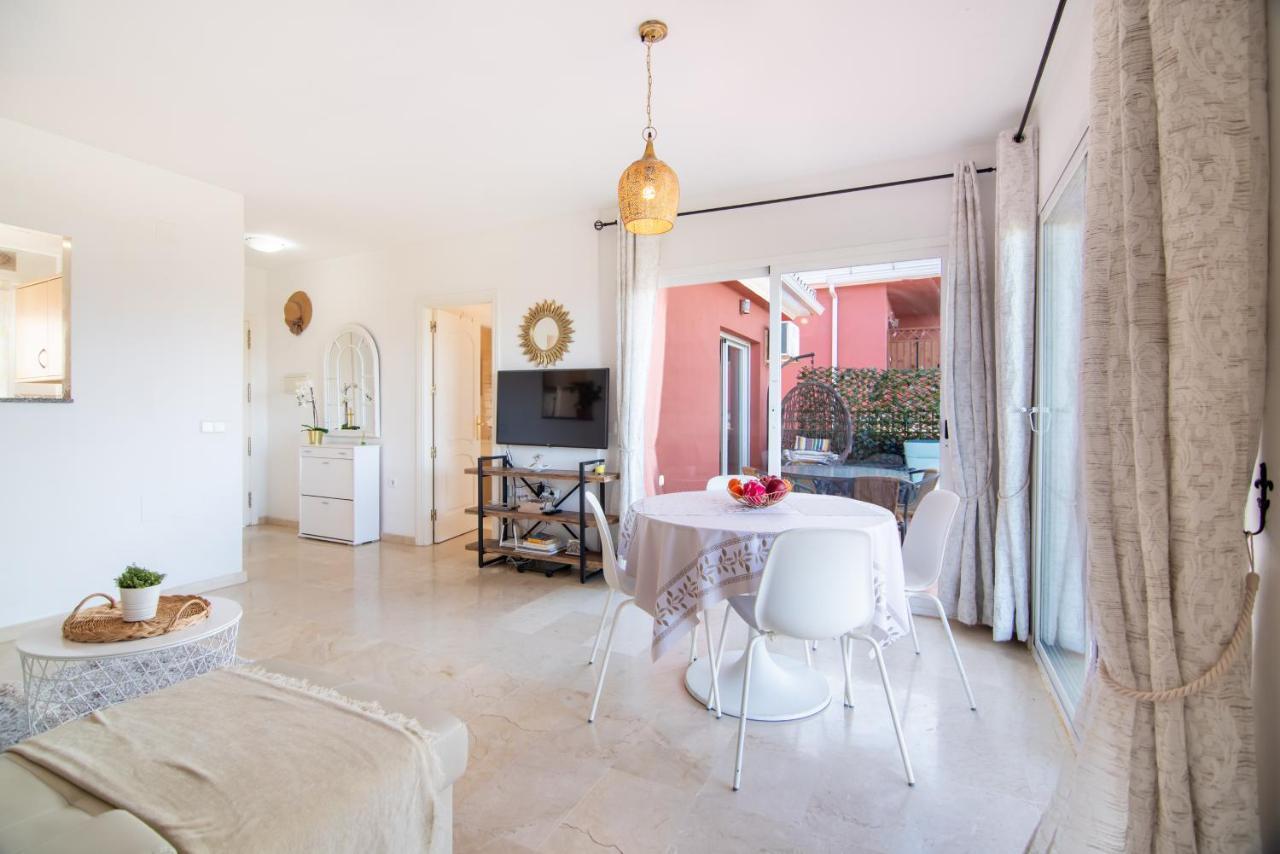 Spacious With Sea View, Walking Distance To The Beach, Parking, Pool, Wifi