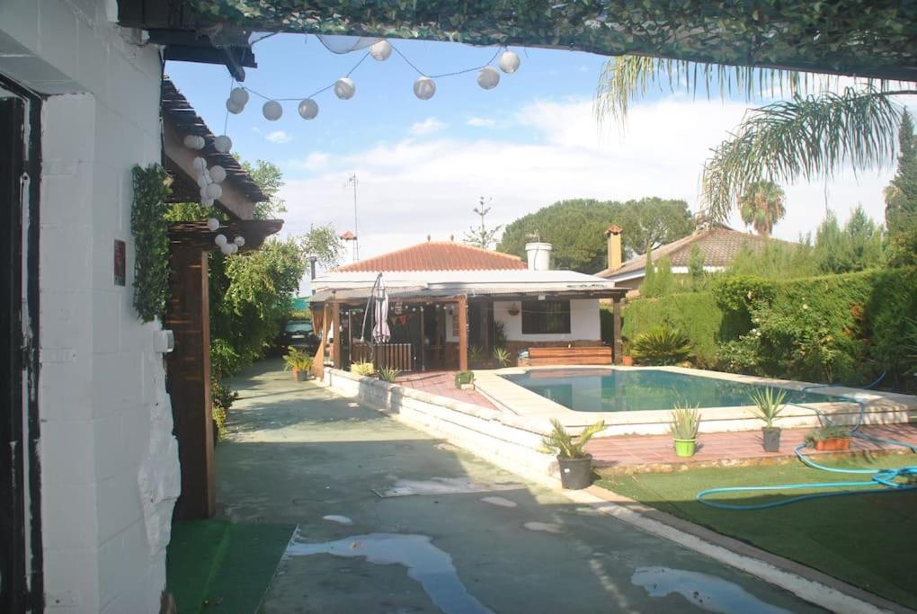 With Shared Pool. * Coria del Río