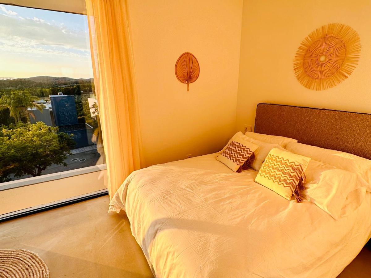 Casasotopolo, Sotogrande, Sleeps 8, Private Rooftop Pool, Easy Free Parking