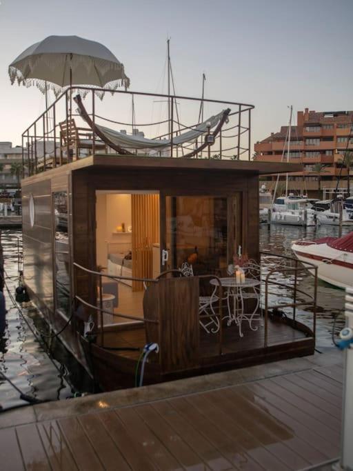 Botel La Maison De La *