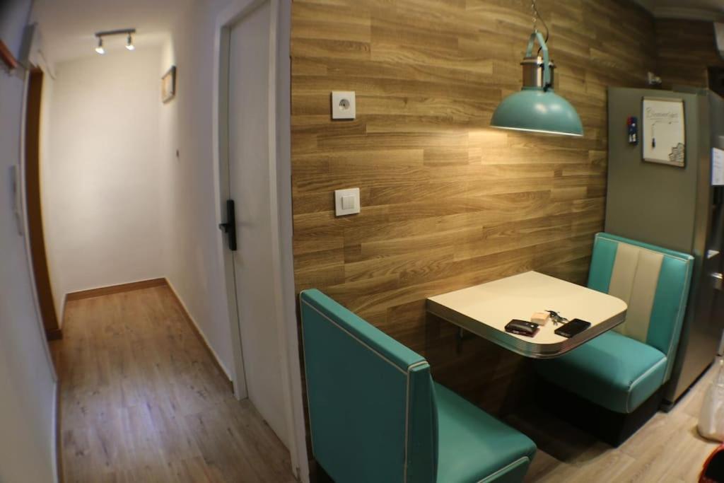 Comodo Piso Con Cocina, Salon Y Balcon *