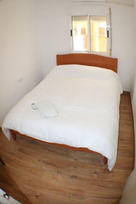 Comodo Piso Con Cocina, Salon Y Balcon