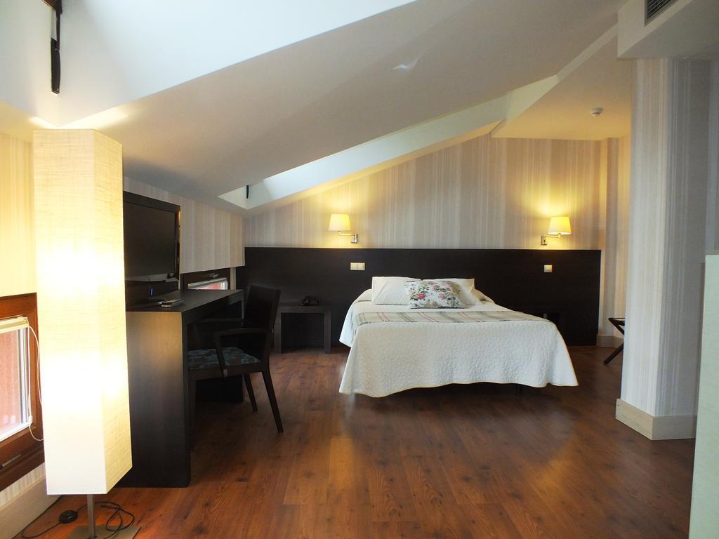 Hotel Puerta Del Arco 3*