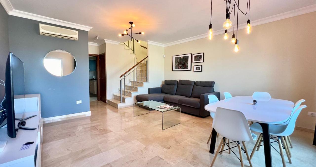 Holiday home Spacious House With Pool Views And Bbq, Eternal Summer Serenity