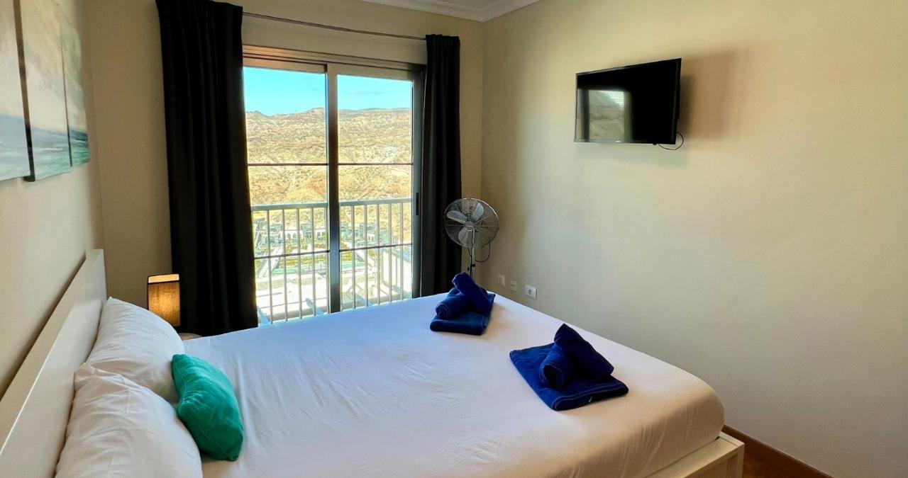 Spacious House With Pool Views And Bbq, Eternal Summer Serenity Holiday home *