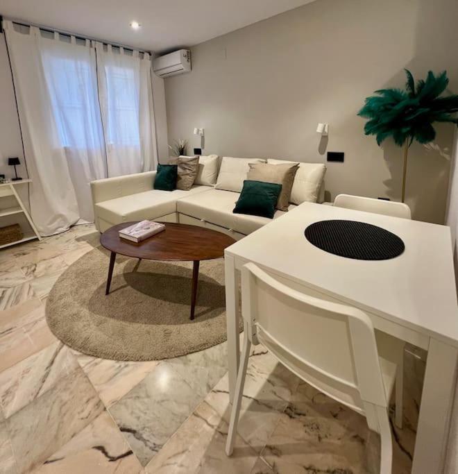 A 8km Sevilla Centro Apartment *