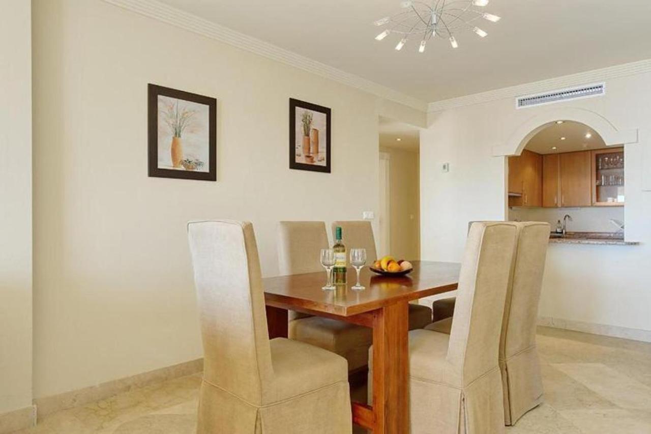 Spacious Stunning Views 2-bed Apartamento Estepona
