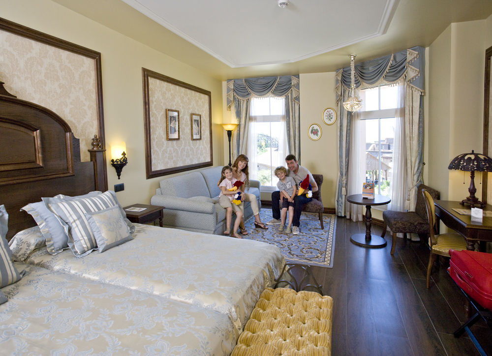 Hotel Portaventura Lucy's Mansion: Unlimited Park Access & Express Passes Salou