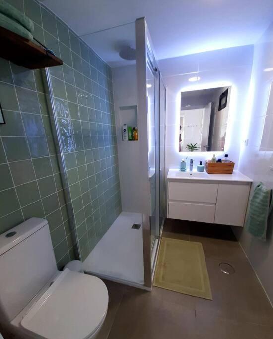 Top-floor Beachfront With Parking, Pool, & Spacious Sea-view Balcony Apartment Villajoyosa