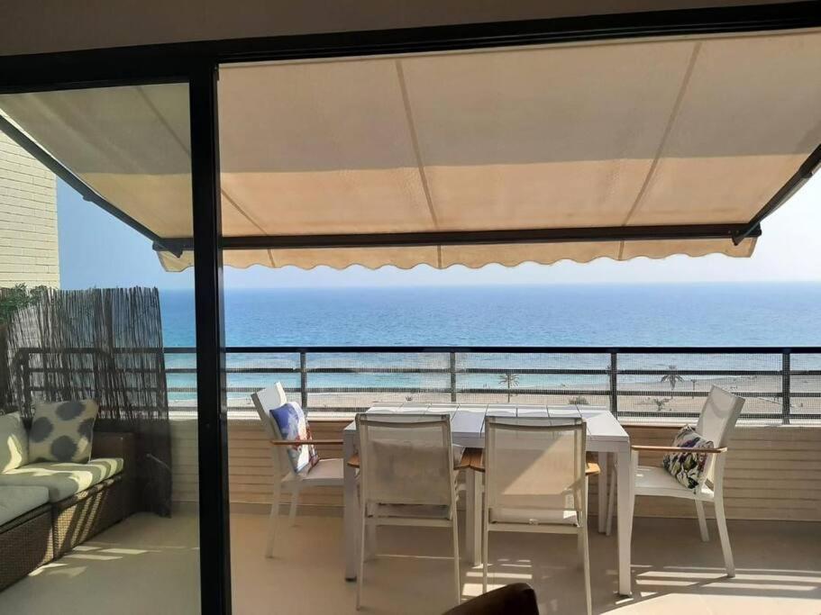 Apartment Top-floor Beachfront With Parking, Pool, & Spacious Sea-view Balcony *