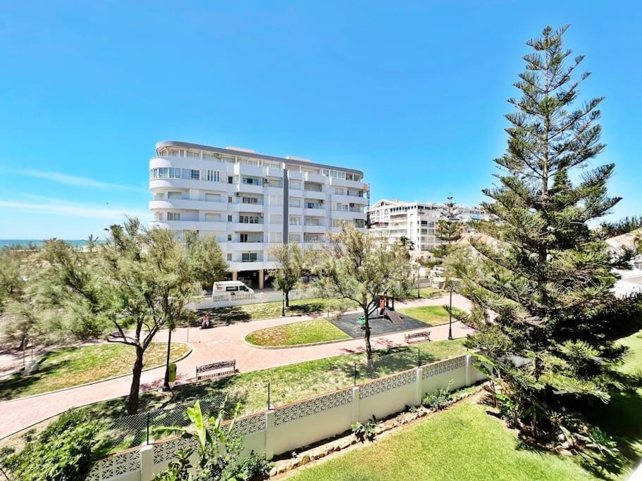 Primera Linea De Playa Nuevo Y Luminoso Apartamento